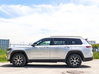 Memory Seat - Heated Seats - Heated Steering Wheel - Power Liftgate - 4x4 drivetrain for all-weather... (image 5)