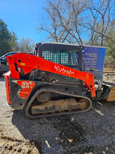 2022 KUBOTA SVL65 WITH ONLY 674.9 HOURS ON THE METER. COMES WITH BOTH FORKS AND BUCKET. THE MACHINE...