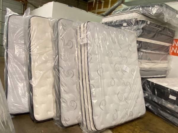 ⚜️ LIGHTLY KING QUEEN DOUBLE AND SINGLE SIZE USED MATTRESSES FOR in Beds & Mattresses in Delta/Surrey/Langley - Image 4