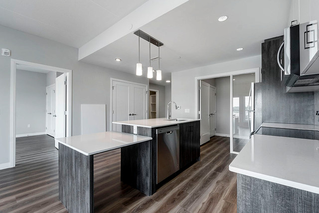 Stunning 1 Bedroom + Den Apartments  STEPS TO THE BOARDWALK in Long Term Rentals in Kitchener / Waterloo - Image 3