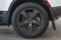 Land Rover Defender 110 P400 SE 2023: - Extérieur blanc FUJI et intérieur en cuir noir EBONY - Garan... (image 6)