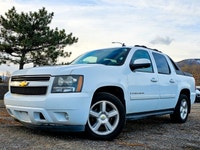 Experience power and versatility with the 2007 Chevrolet Avalanche, featuring a striking white exter... (image 1)