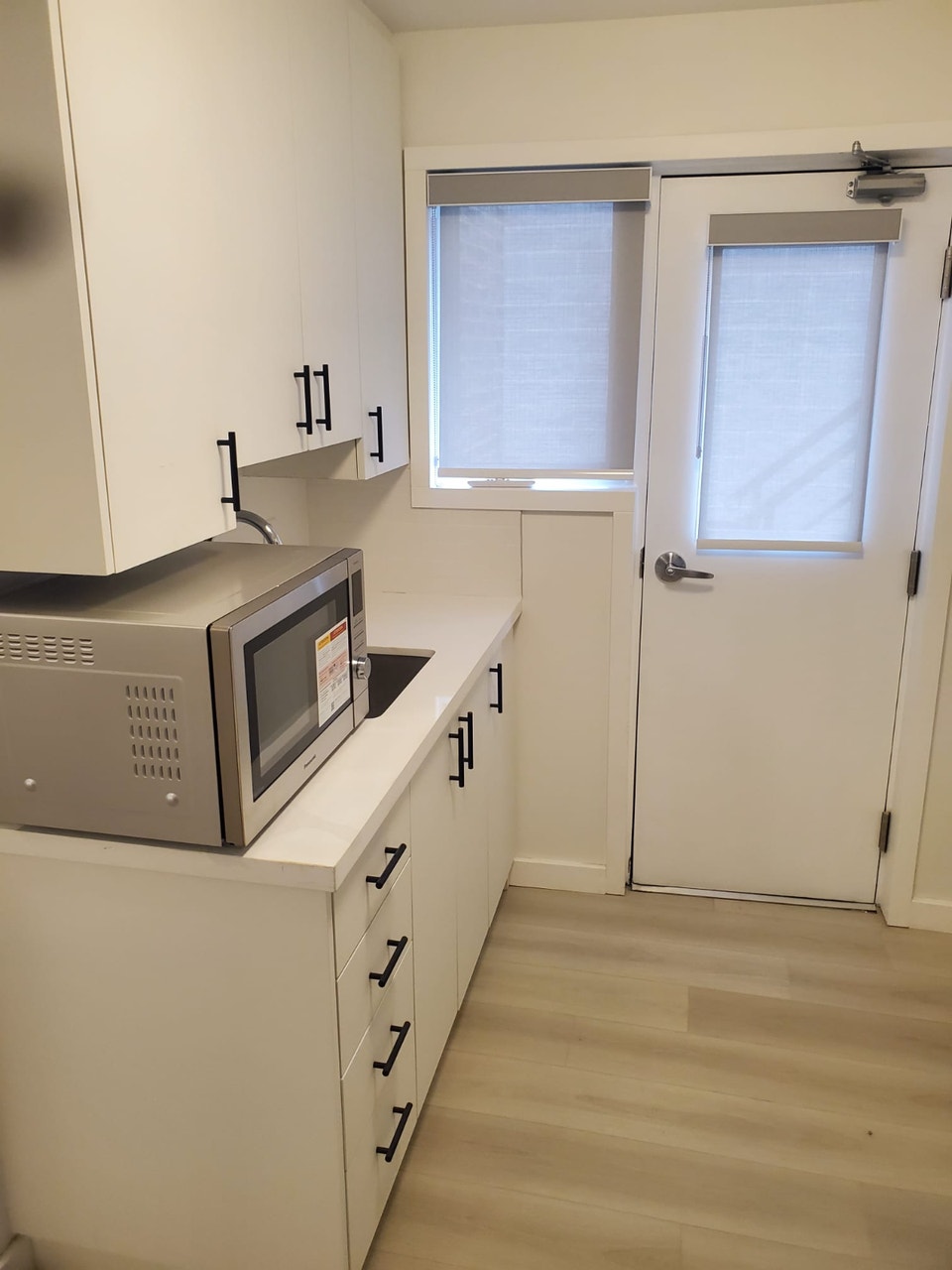 Bachelor Unit-1600PM- No credit checks, Posh Location Toronto 4