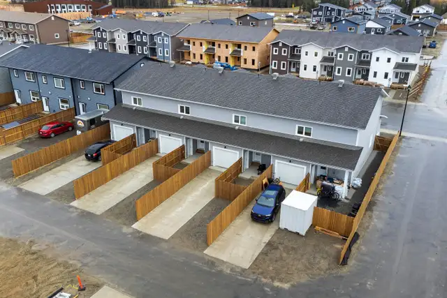 NO CONDO FEES Gorgeous Townhome w Realtor® Tamara Cromarty in Houses for Sale in Whitehorse - Image 7