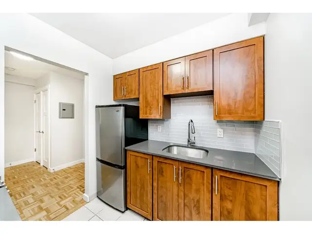 1 Bedroom Apartment for Rent - 155 19TH ST E