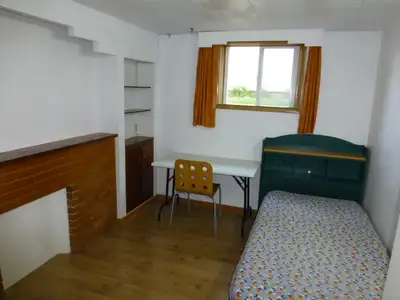 3~8 min walk to UC-train station room for rent