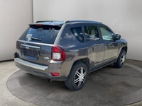 This Jeep Compass boasts a Regular Unleaded I-4 2.4 L/144 engine powering this Automatic transmissio... (image 4)