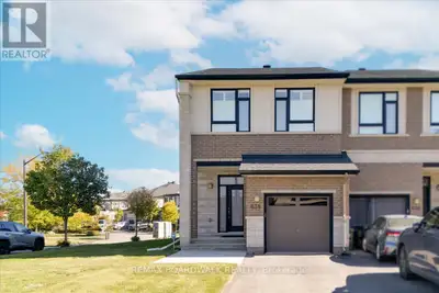 Stunning Urbandale Columbus end-unit offering nearly 2,400 sq. ft. of beautifully upgraded living sp...