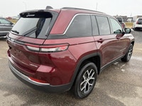 This 2024 Jeep Grand Cherokee Limited Comes Nicely Equipped With Leather, NAV, Heated 1st & 2nd Row... (image 3)