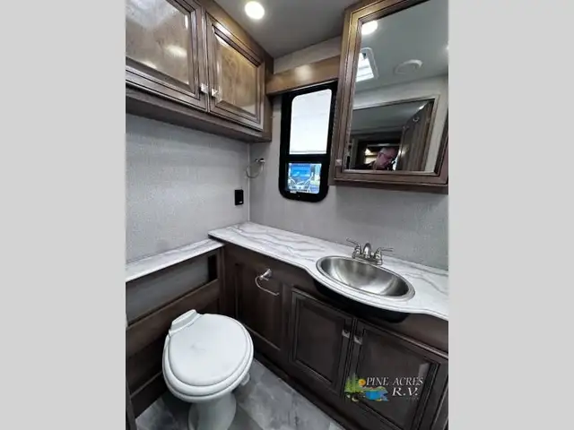 2021 Holiday Rambler Admiral 34J only 13 Milles in RVs & Motorhomes in Moncton - Image 54