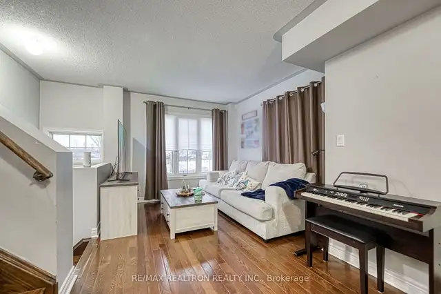Stunning corner-unit freehold townhouse in Houses for Sale in Oshawa / Durham Region - Image 3