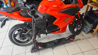 Gyrocopter Flash 6.0 Electric Scooter With Charger We are selling this gyrocopter e-scooter in prett...