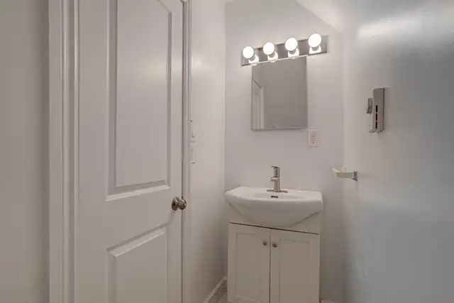 Renovated 2 Bedroom Loft for Rent-Ashley Street in Long Term Rentals in Hamilton - Image 9