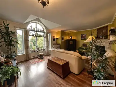 Charmant condo invitant au deuxième étage situé près de toutes les commodités et l'autoroute 640. Fo...