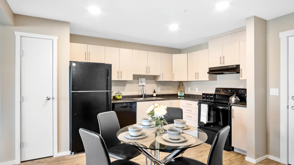 Pet-Friendly Two Bedroom One Bath Den with In-suite Laundry for 5