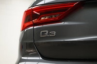 Get noticed in this beautiful Daytona Gray Metallic SUV!! Treat yourself to the features you deserve... (image 7)