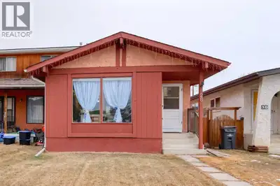 *OPEN HOUSE* - Sunday, February 1 from 11am - 2pm: Welcome to this cozy half duplex in the heart of...