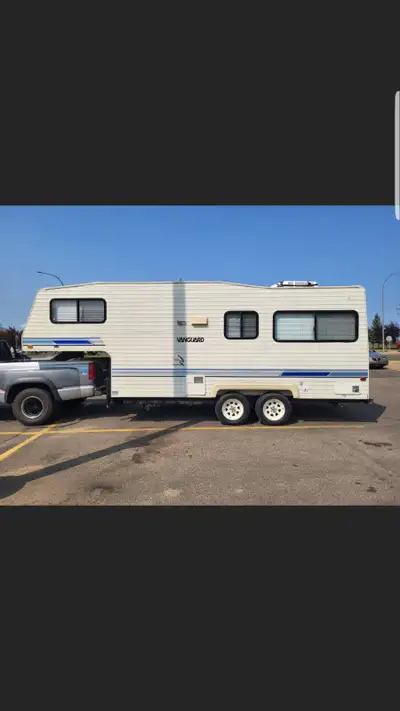 FOR SALE 23 FOOT 5TH WHEEL TRAVEL TRAILER. 1992 EVERYTHING WORKS INSIDE. GREAT TRAILER. VANGUARD, MO...