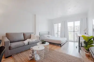 Superbe 1 et demi dans un immeuble en béton situé dans un quartier résidentiel tranquille de Sainte-...