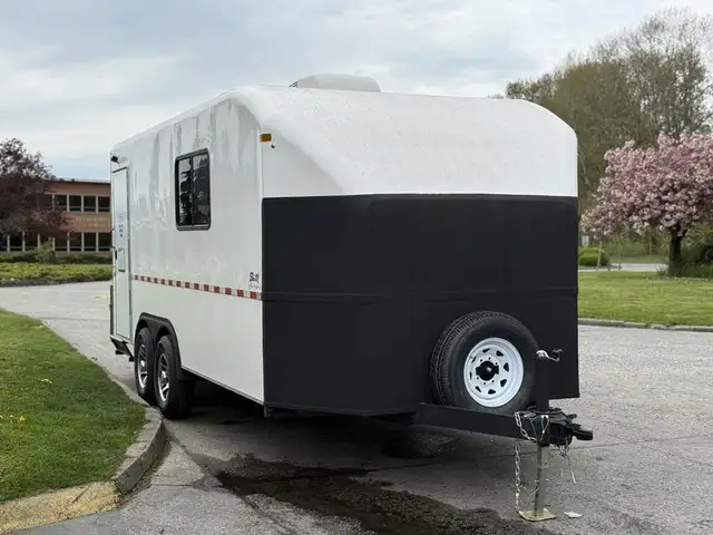 2025 shuttle Office 20-Foot Mobile Office Trailer in Cargo & Utility Trailers in Richmond - Image 3