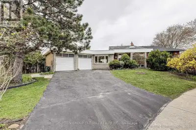 This Humber Valley home is situated on a very quiet cul-de-sac and centrally located in one of Etobi...