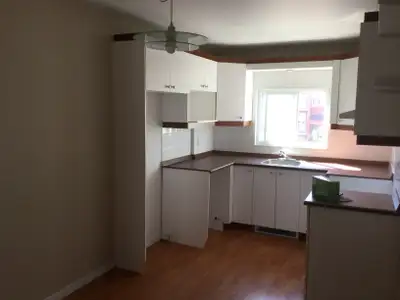 4 1/2 à louer dans le secteur de Charlesbourg Adresse : 4610, 7e Avenue Ouest #4 Étage : 1er Prix :...