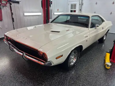 Dodge Challenger RT 440 1970, Manuelle 4 Vitesses, véhicule restauré à neuf sur Rôtisserie. Un vrai...