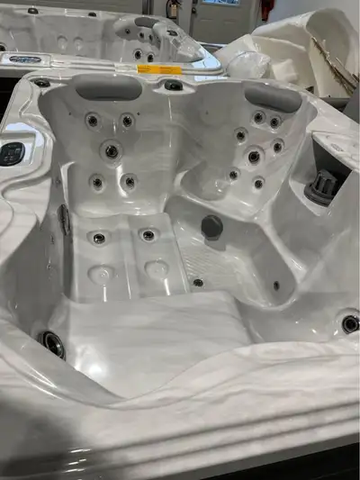 Pacific Dawn AC220 Brand New Hot Tub Dimensions: 85”x67”x34”✅ Seating Capacity: 3 ✅ Water Capacity:...