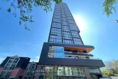 Price: $729,900 / $2,769/mo Welcome to this never-lived-in, sun-filled south corner suite offering s...