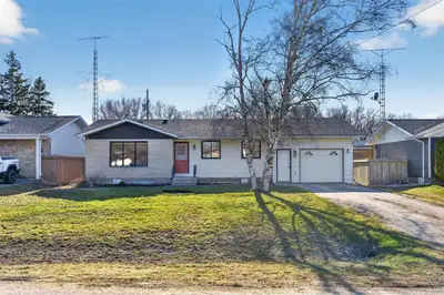 R26//Gimli/OH MAY 16, 1-3PM. Welcome to 46 5th Ave in the bustling heart of Gimli! This gem of a hom...