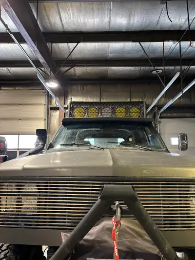 1989 suburban 2500 ,4x4 ,6l LS ,auto trans ,456 gears ,38 rubber ,hydro assist steer ,aux lights ,fr...