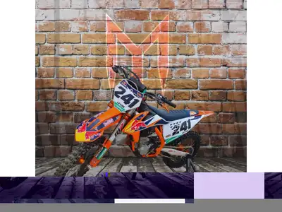 2020 KTM 450 SX-F FACTORY EDITION LIQUIDATION Une moto de motocross de haut niveau, la KTM 450 SX-F...