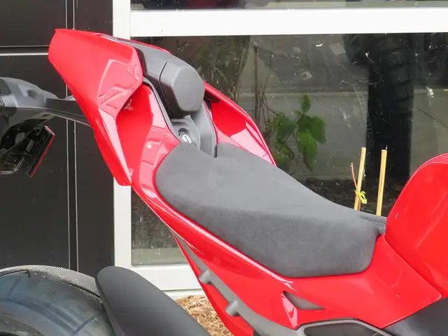 2025 Ducati Panigale V4 S Ducati Red in Sport Bikes in Cambridge - Image 9