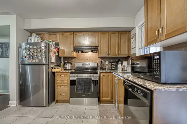 Stunning corner-unit freehold townhouse in Houses for Sale in Oshawa / Durham Region - Image 11