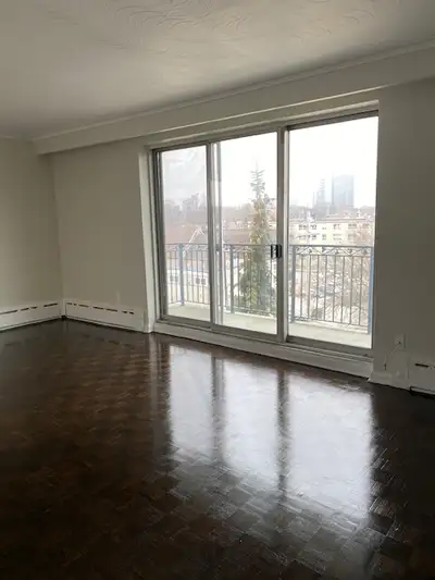 Beautiful 1 bedroom with Den in Etobicoke waterfront building Beautifully renovated 1 bedroom with D...