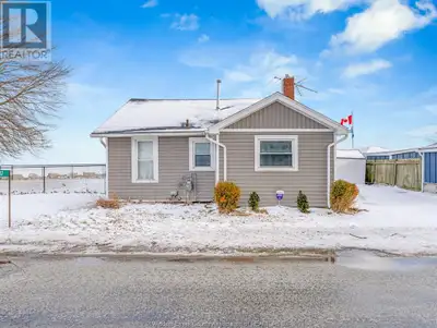 RELAX AND ENJOY THE SUNRISE IN THIS BEAUTIFUL WATERFRONT COTTAGE ON THE SHORES OF LAKE ERIE. PERFECT...