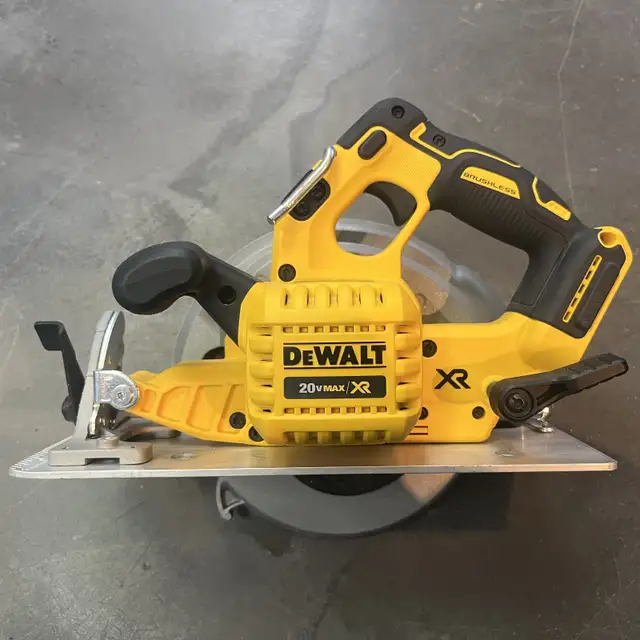 Dewalt DCS570 71/4" Cordless Circular Saw in Power Tools in Mississauga / Peel Region - Image 3