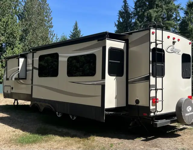 2017 KEYSTONE COUGAR 327RESWE (FINANCING AVAILABLE) in Travel Trailers & Campers in Strathcona County - Image 5