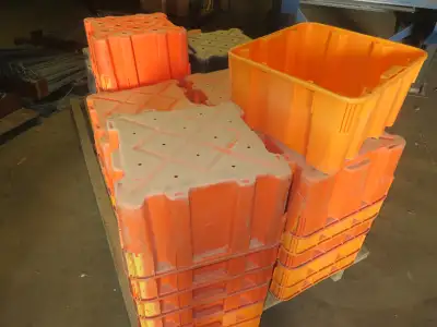 PLASTIC BOXES FOR SALE. 1.22 bushel utility containers. Many uses. 50 boxes for $300.00 Brantford/Bu...