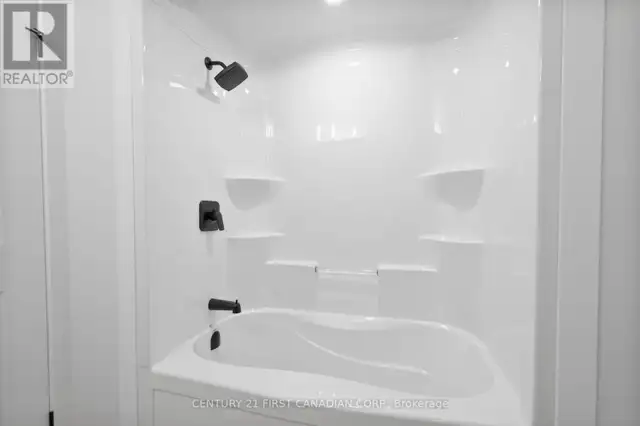 29 SHELDABREN STREET North Middlesex (Ailsa Craig), Ontario in Houses for Sale in Grand Bend - Image 8