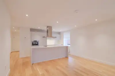 fully refurbished 2-bed unit, June 1st, Snowdon, HEC - ID 681