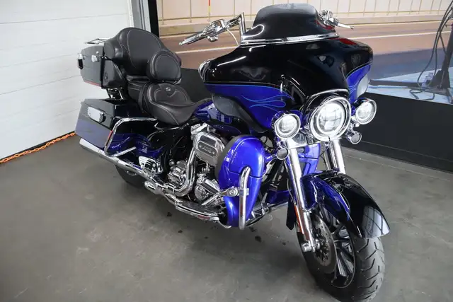 2011 Harley-Davidson FLHTCUSE8 - CVO Ultra Classic Electra Glide in Sport Touring in Strathcona County - Image 3