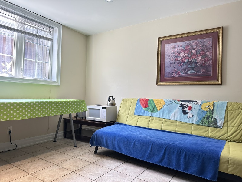 The basement room near the subway station is for rent Room Rentals