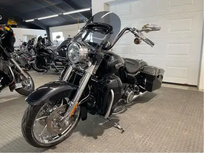 Canadian Harley 110th Anniversary Diamond Dust Edition at True North Motor Sports has 56,971 km. Onl...