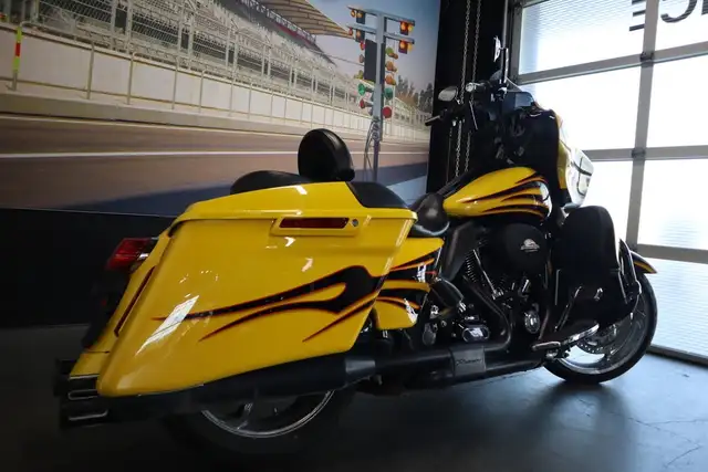 2015 Harley-Davidson FLHXSE - CVO Street Glide in Sport Touring in Strathcona County - Image 4