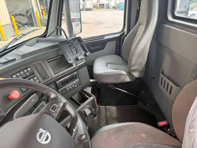 2022 Volvo VNR64T DAYCAB Wetline Included! New Drive Tires in Heavy Trucks in Oakville / Halton Region - Image 6