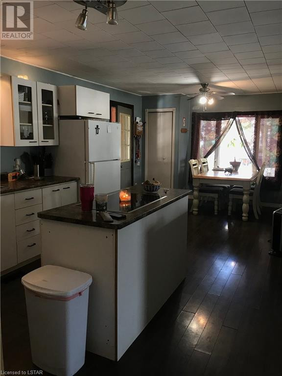 Large Rural Family Home in Quiet Recreational Town Houses for Sale