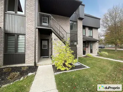 Riverain avec 450 pieds au Lac Magog. Grand terrain privé aménagé avec piscine chauffée. Situé entre...