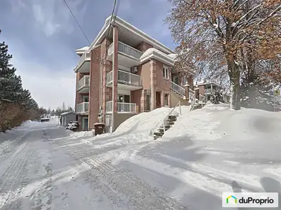 Condo de style aire ouverte situé au 3e et dernier étage, sans voisin à l'arrière. Secteur paisible...