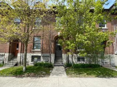 Top floor 1 bed, 1 bath updated unit downtown- 4-98 Clergy St